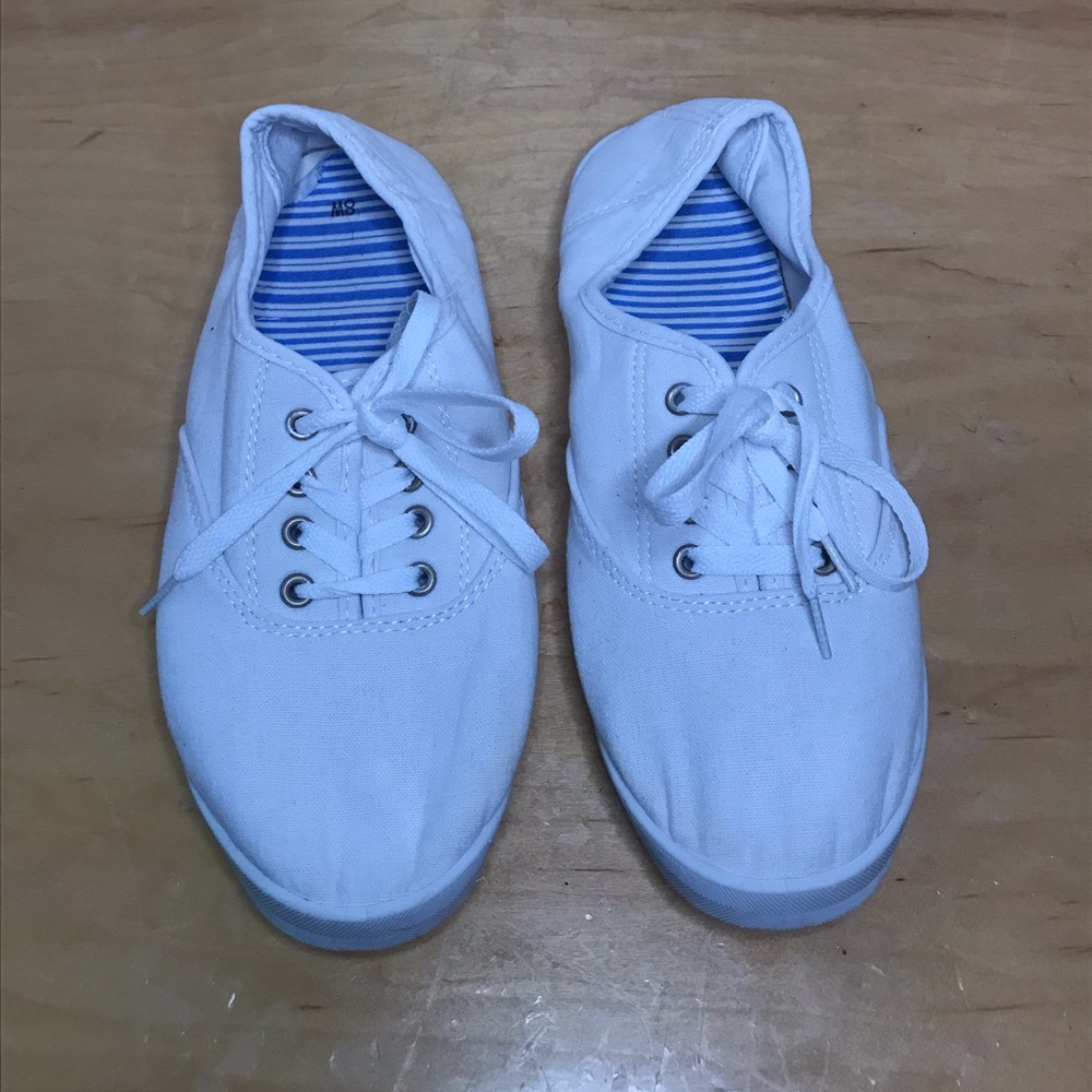 Women’s White Canvas Flat Shoe Size 8W